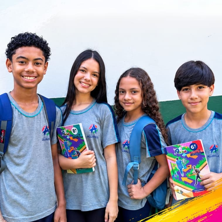 Quatro alunos do Colégio Aquarela, de uniforme e mochila, sorriem lado a lado; dois deles seguram livros didáticos
